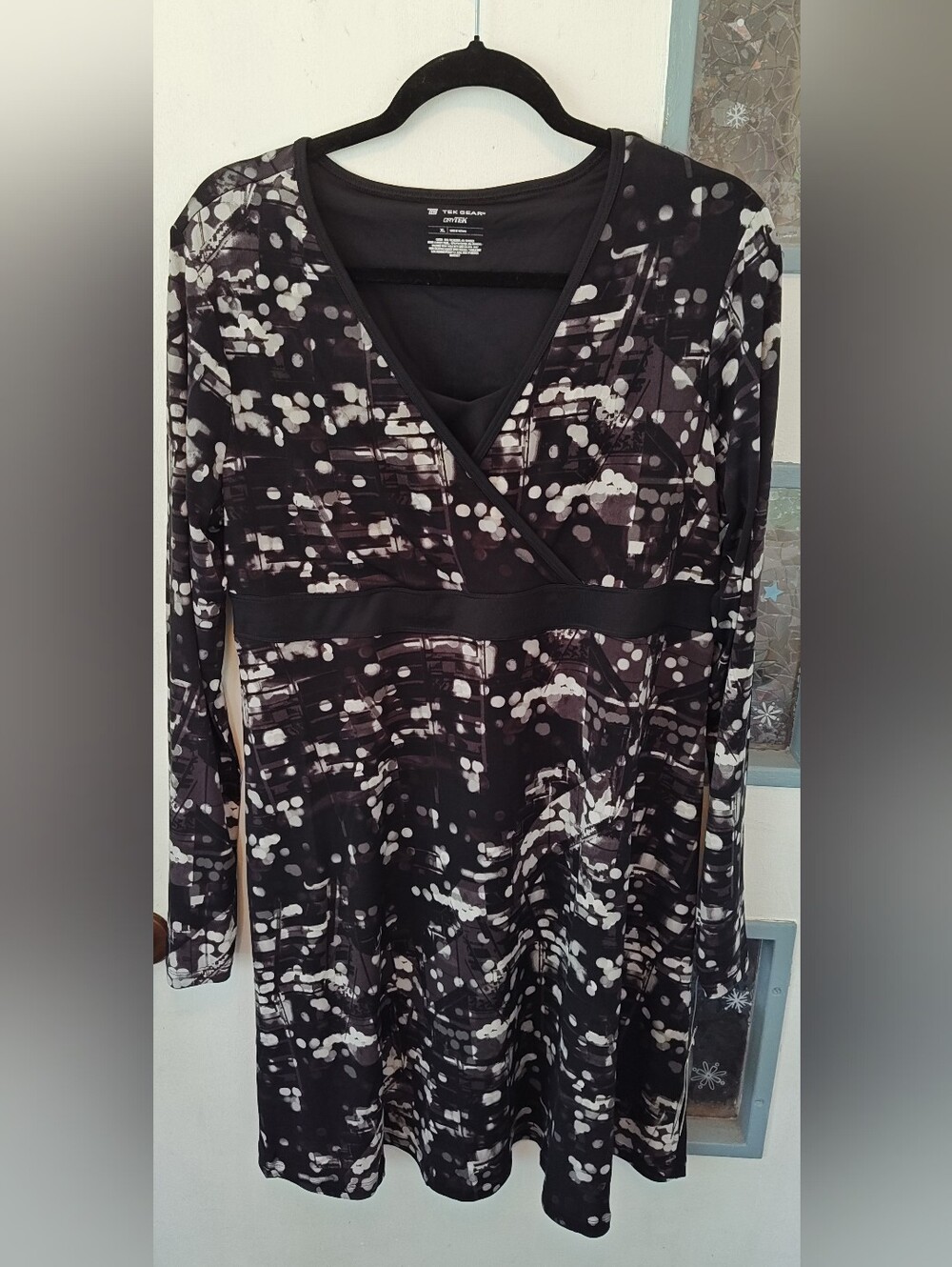 tek gear Black & White Abstract Long-Sleeve Wrap-Style Dress With Built In Bra